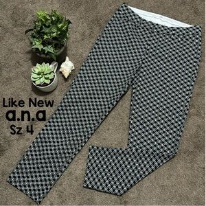 Like New a.n.a Pants-4-Geometric Black & White Print-Pockets-Flat Front-Skimmer